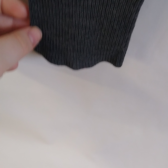 Victor Alfaro 100% Wool gray V-neck sweater - Picture 2 of 6